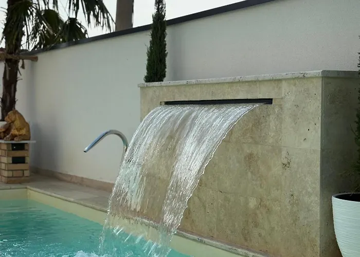 بيت شباب Noa Pool & *