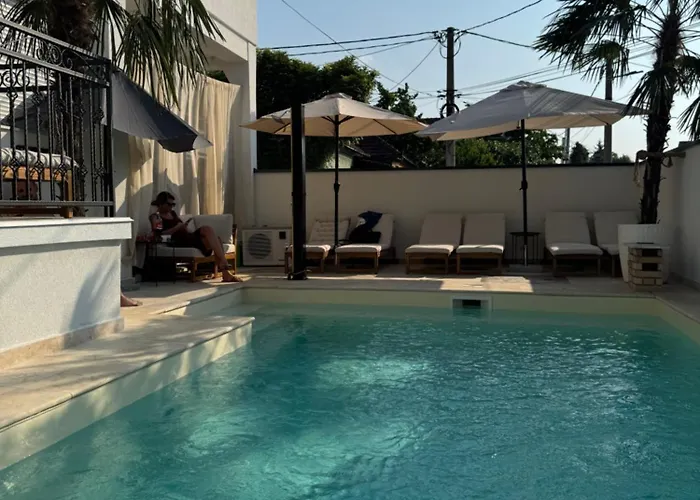 بيت شباب Noa Pool &